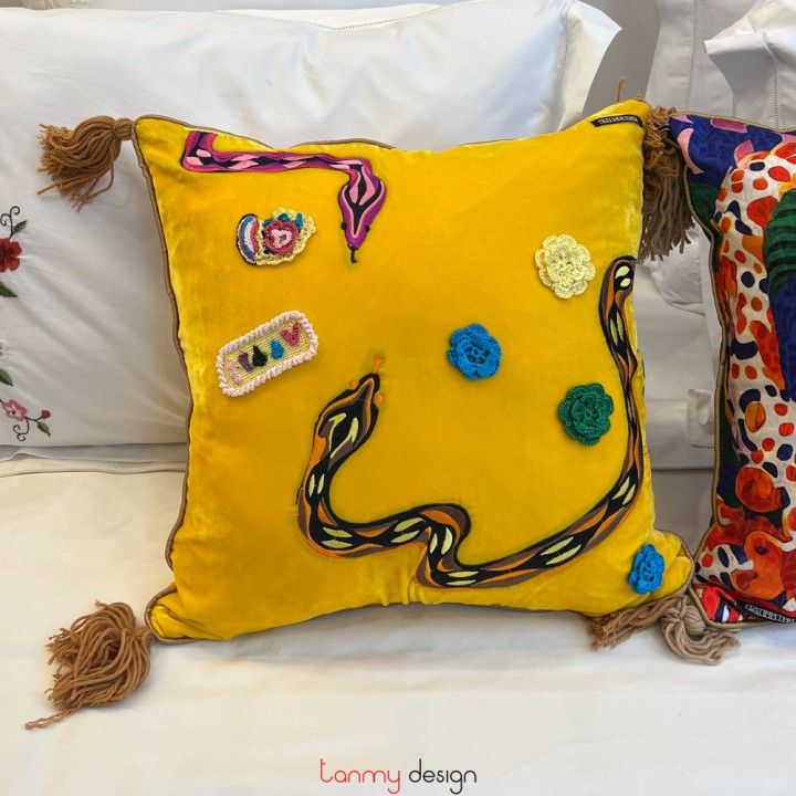 Vỏ gối vuông thêu rắn đính hoa móc nhung vàng 45x45 cm